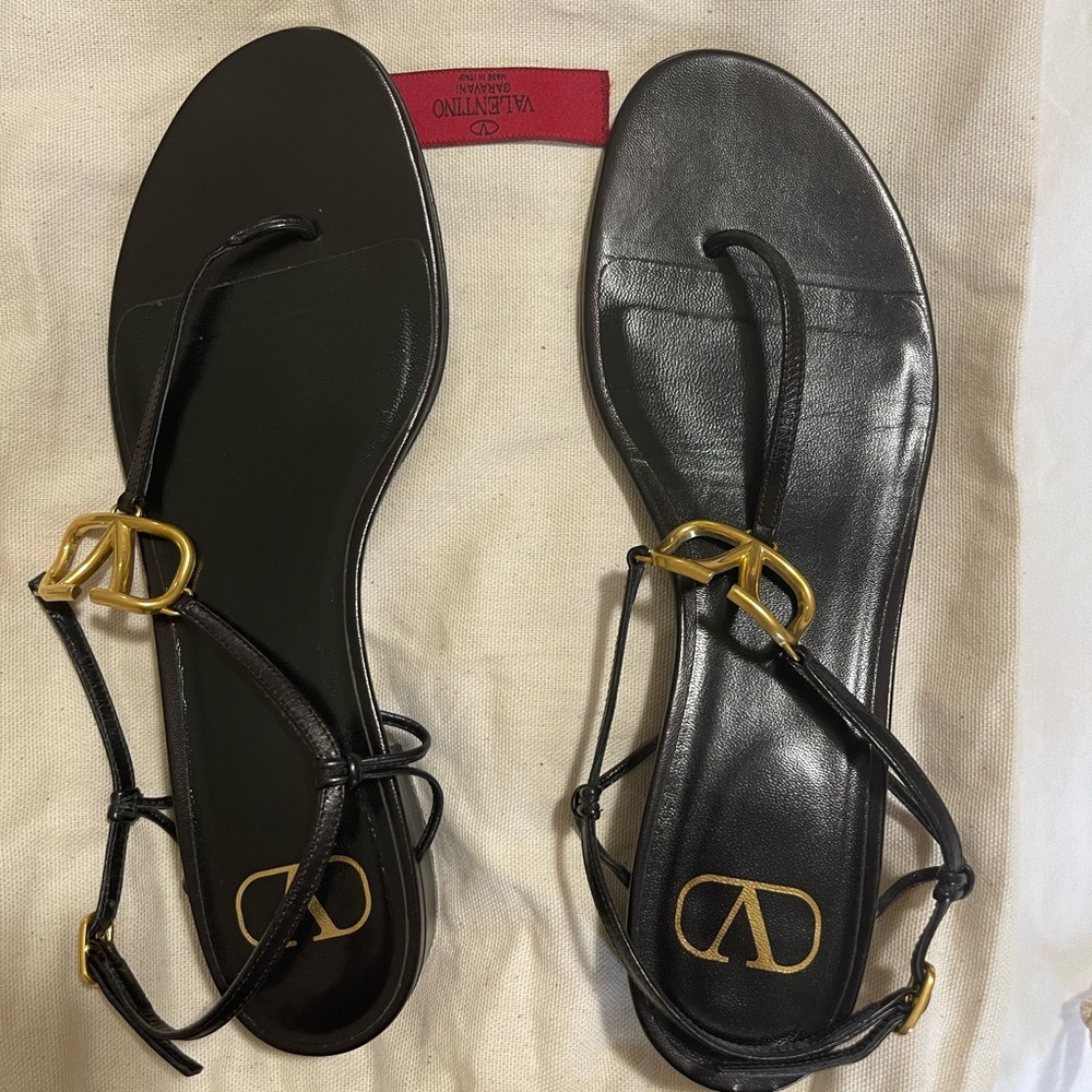 Valentino Garavani  Vlogo Thong Sandals